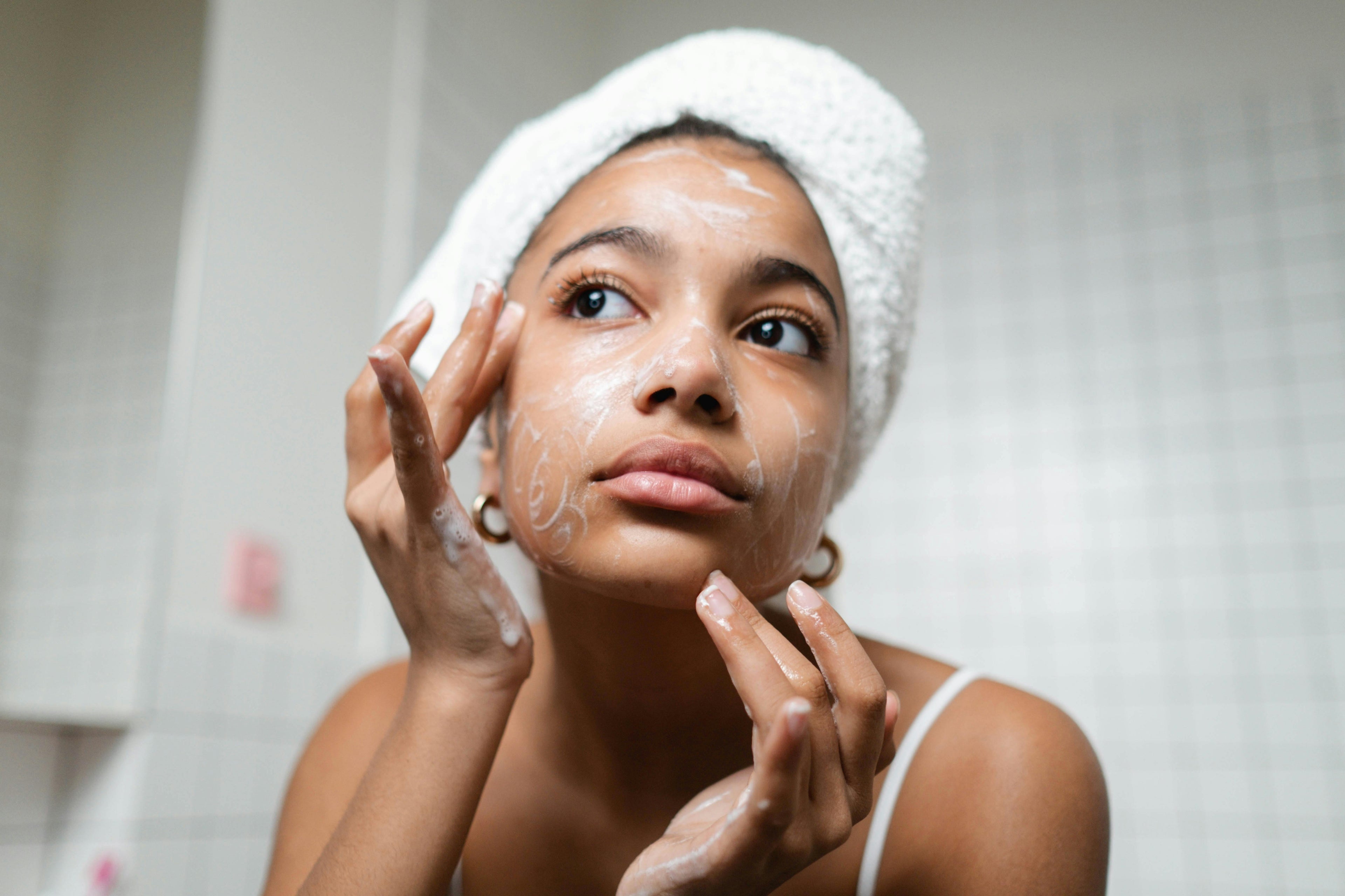 aplicación de sérum iluminador en rutina facial